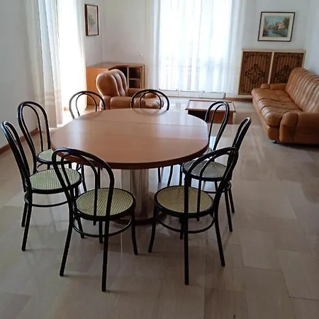 3 Bedrooms With Enclosed Garden At C Lejlighed Dervio
