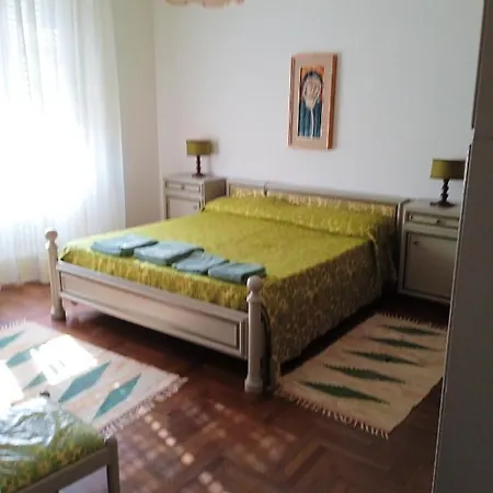 3 Bedrooms With Enclosed Garden At C *